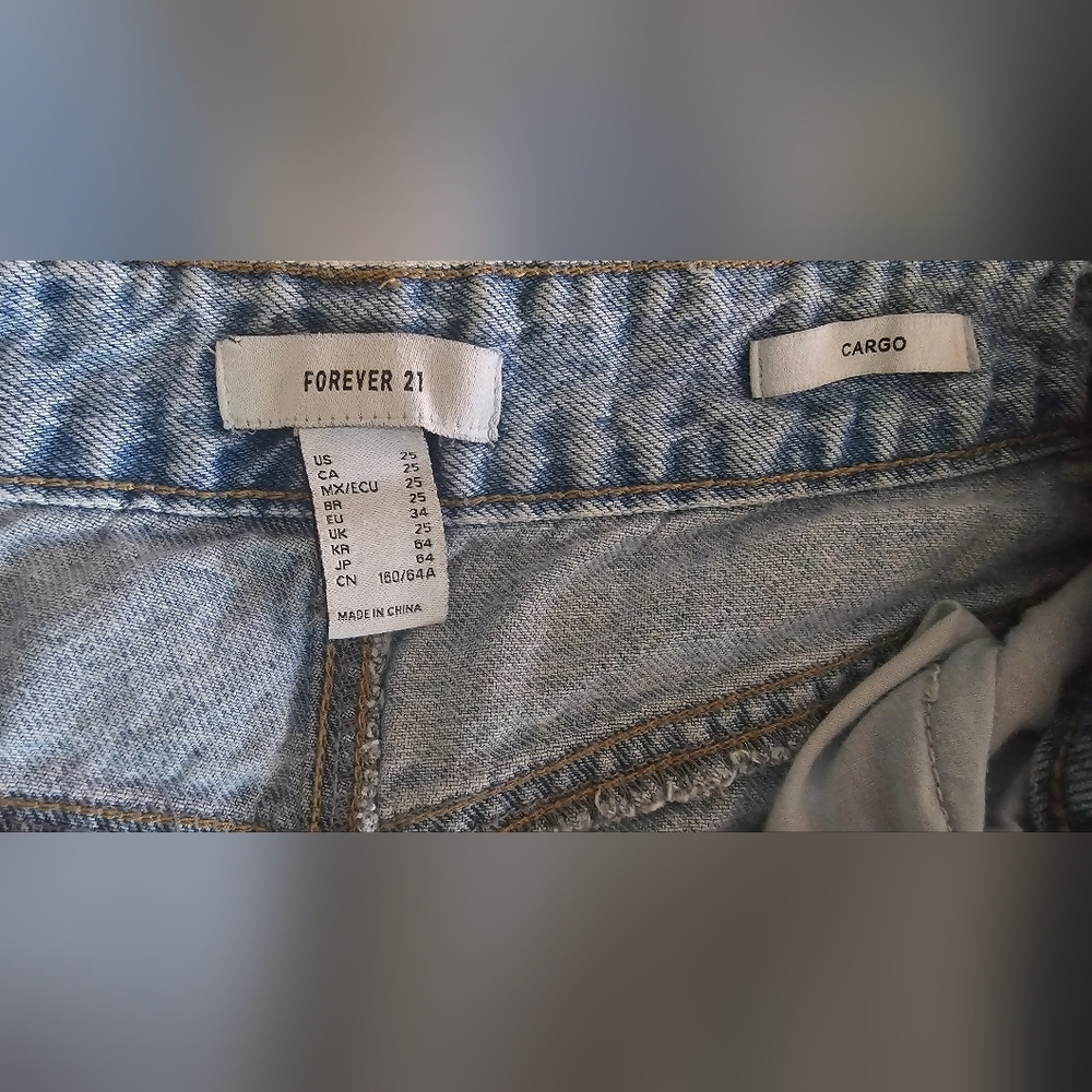 Forever 21 Light Wash Cargo Jeans High Rise Wide Leg - Size 25 - Picture 3 of 3